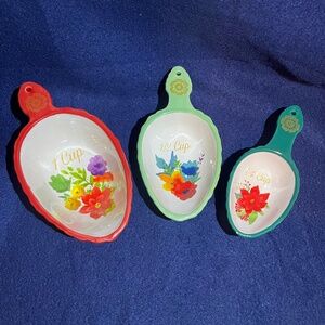 The pioneer woman ceramic measuring cups.